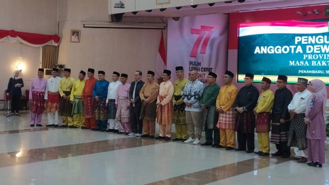 Pengukuhan Dewan Pendidikan Provinsi Riau. (TIKA AYU/SELASAR RIAU)