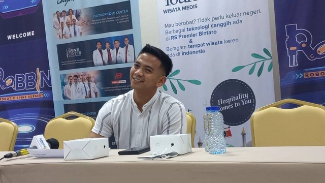 Foto Ridho DA konferensi pers kelahiran anak pertama. Foto: Alexander Vito/kumparan