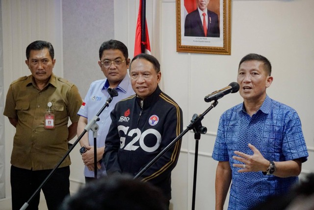 Menpora Zainuddin Amali memberikan keterangan usai audiensi dengan Direktur Utama LIB Ferry Paulus dan Komisaris LIB Juni Rahman beserta jajaran direksi LIB lainnya di Gedung Kemenpora, Jakarta, Jumat (18/11/2022). Foto: Jamal Ramadhan/kumparan