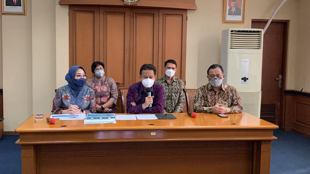 Menteri Kesehatan Budi Gunadi Sadikin melakukan jumpa pers di Kantor Kemenkes, Jakarta pada Jumat (18/11). Foto: Luthfi Humam/kumparan