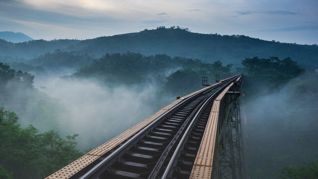 Ilustrasi jembatan kereta api terpanjang di Indonesia. Foto: Stephen Owen Hizkia/Shutterstock