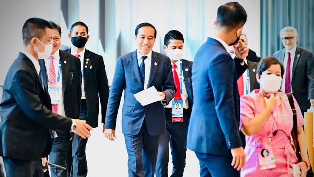 Presiden Jokowi dalam acara Pertemuan Pemimpin Ekonomi APEC (AELM) di Sirikit National Convention Center Bangkok, Jumat (18/11/2022).  Foto: Dok. Biro Pers Sekretariat Presiden