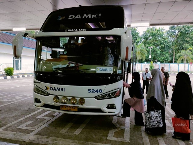 Layanan bus antar negara Indonesia Malaysia milik Damri. Foto: dok. Istimewa