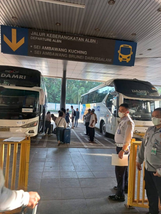 Suasana Keberangkatan Bus Antar Negara di Terminal Ambawang. Foto: dok. Istimewa