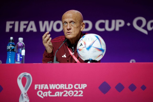 Chairman of the FIFA referees committee, Pierluigi Collina, saat briefing jelang Piala Dunia 2022 di Qatar. Foto: REUTERS/John Sibley