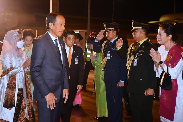 Presiden Jokowi dan Ibu Iriana Joko Widodo bertolak kembali ke Tanah Air usai menghadiri Konferensi Tingkat Tinggi (KTT) Kerja Sama Ekonomi Asia Pasifik (APEC) di Bangkok, Thailand, Jumat (18/11/2022). Foto: Rusman/Biro Pers Sekretariat Presiden