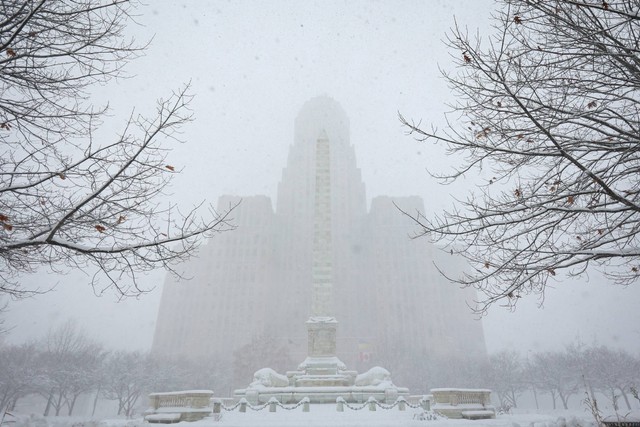 Balai Kota Buffalo tertutup salju saat cuaca musim dingin ekstrem melanda Buffalo, New York, AS, Jumat (18/11/2022). Foto: Lindsay DeDario/REUTERS