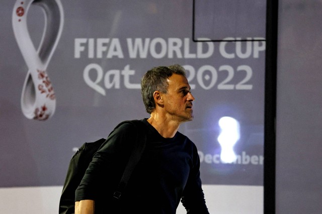 Pelatih Spanyol Luis Enrique tiba di Bandara Internasional Hamad, Doha, Qatar, untuk Piala Dunia FIFA Qatar 2022, Jumat (18/11/2022). Foto: Hamad I Mohammed/REUTERS