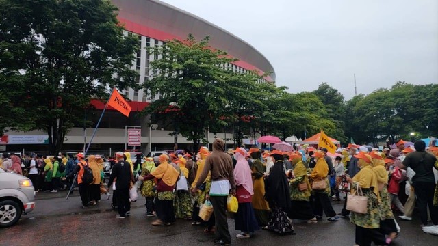 Para peserta Muktamar ke-48 Muhammadiyah dan Aisyiyah mulai berdatangan ke Stadion Manahan, Solo, Sabtu (19/11/2022). Foto: Arfiansyah Panji Purnandaru/kumparan