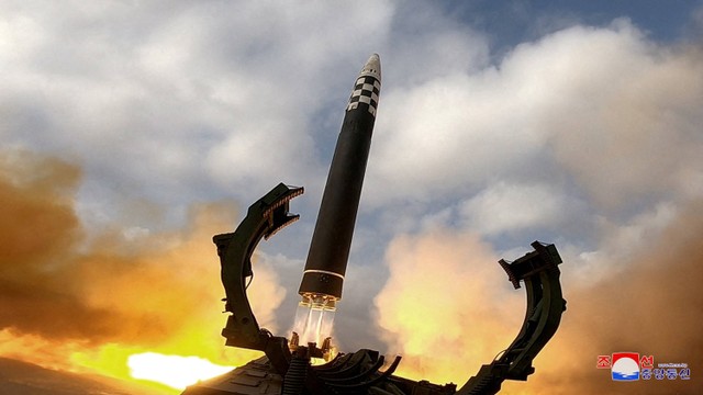 Sebuah rudal balistik antarbenua (ICBM) diluncurkan dalam foto tak bertanggal ini yang dirilis pada Minggu (19/11/2022). Foto: KCNA via REUTERS