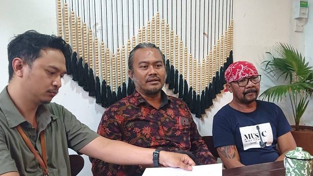 Artis senior Bali Yong Sagita (ujung kanan) juga menjadi korban dalam kasus ini - WIB