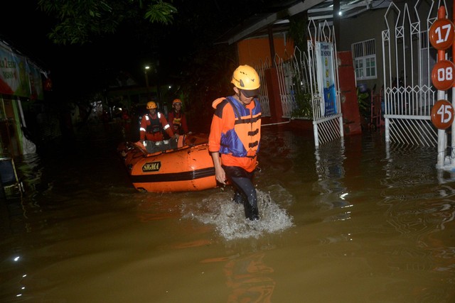 Foto: Banjir Merendam Permukiman Di Makassar Usai Dilanda Hujan Deras ...