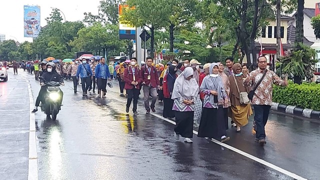 Penggembira muktamar berjalan sejauh 1 kilometer untuk dapat meuju lokasi pembukaan Muktamar Muhammadiyah di Stadion Manahan Solo, Sabtu (19/11/2022). FOTO: Fernando Fitusia
