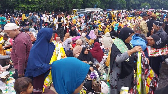 Penggembira muktamar menggelar tikar di sekitar lokasi Stadion Manahan Solo, Sabtu (19/11/2022). FOTO: Fernando Fitusia
