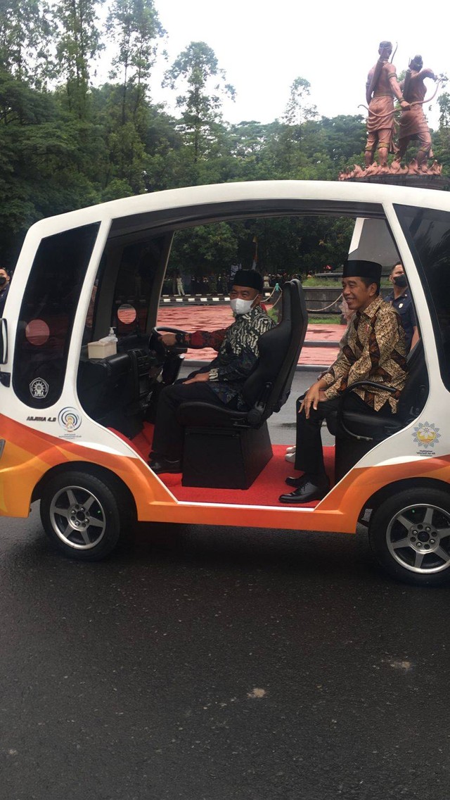 Presiden Jokowi didampingi Iriana dan Menko PMK Muhadjir tiba di Stadion Manahan Solo naik mobil listrik buatan siswa SMK Muhammadiyah Gondanglegi. Foto: Dok. Pemkot Solo