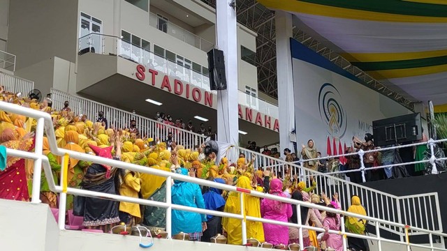 Puan Maharani saat menyapa peserta Muktamar ke-48 Muhammadiyah dan Aisyiyah di Stadion Manahan Solo, Sabtu (19/11). Foto: Arfiansyah Panji Purnandaru/kumparan