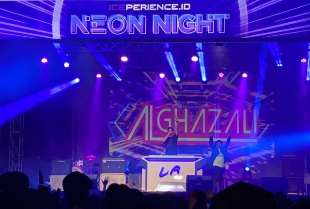 Penampilan Al Ghazali di panggung Neon Night. Foto: Cecilia Barutu/Hi!Pontianak