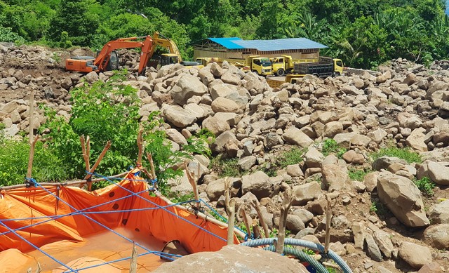 Keterangan foto:Tampak batu-batu besar memenuhi lokasi utama pembamgunan RS Ptrama Doreng, Jumat (18/11/2022).