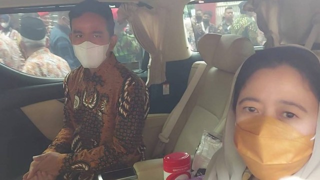 Wali Kota Solo, Gibran Rakabuming satu mobil dengan Ketua DPR RI, Puan Maharani meninggalkan Stadion Manahan Solo, Sabtu (19/11/2022). FOTO: Fernando Fitusia