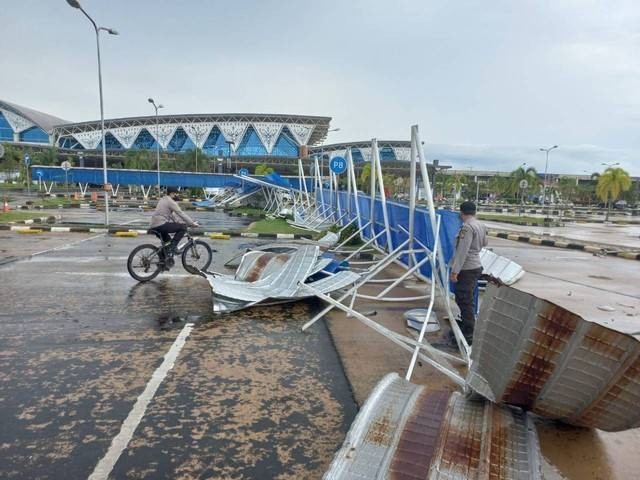 Kanopi pejalan kaki di Bandara Supadio Pontianak roboh dihantan angin kencang. Foto: Dok. Istimewa