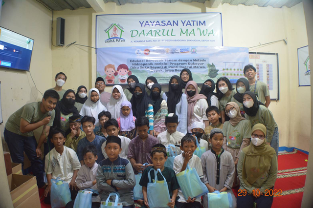 Tim Program Kukayur FMIPA UI dan anak-anak Yayasan Yatim Daarul Ma’wa. (Sumber: Dokumentasi Pribadi)