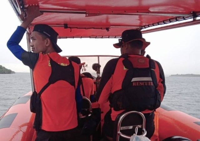 Proses pencarian korban hilang perahu karam pengangkut PMI Ilegal di hari kelima. (Foto: Reza/Batamnews)