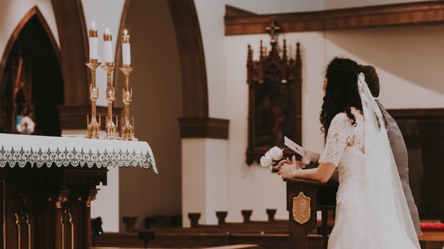 Ucapan pernikahan Katolik, Foto: Unsplash/Annie Theby.