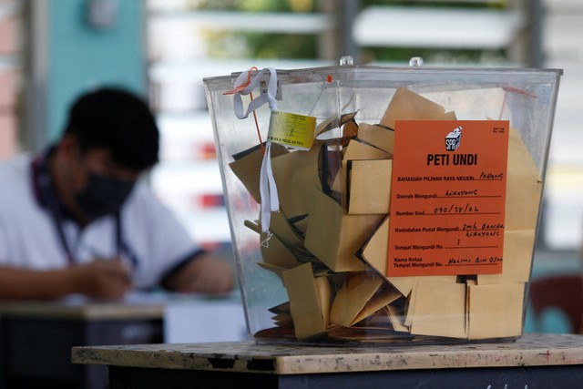 Kotak suara diletakkan di atas meja selama pemilihan umum ke-15 Malaysia di Bera, Pahang, Malaysia, Sabtu (19/11/2022). Foto: Lai Seng Sin/Reuters