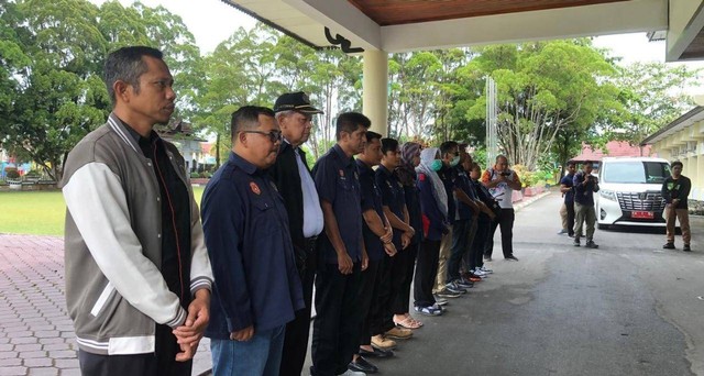 PWI Kobar dilepas oleh Pj. Bupati Kobar, Anang Dirjo dihalaman Kantor Bupati. Foto: Prokom.