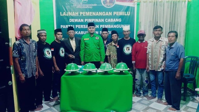 Ketua DPC PPP Kabupaten Sorong pose bersama seluruh anggotanya.