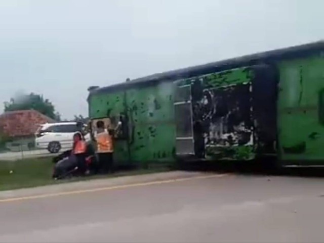 Bus pariwisata di Tol Cipali terbalik ditabrak Suzuki XL-7.(Juan)