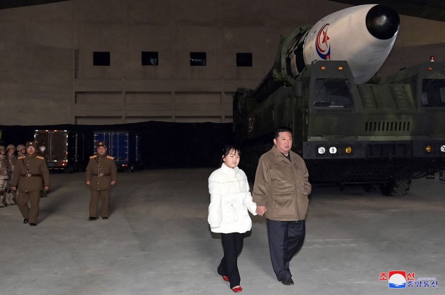 Pemimpin Korea Utara Kim Jong Un, bersama putrinya, memeriksa rudal balistik antarbenua (ICBM) dalam foto tak bertanggal yang dirilis pada 19 November 2022 oleh Kantor Berita Pusat Korea (KCNA) Korea Utara. Foto: KCNA via REUTERS