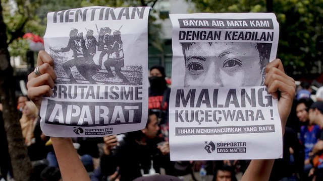 Massa Aremania melakukan unjuk rasa saat mengantar keluarga korban menyampaikan laporan kasus penganiayaan dalam Tragedi Kanjuruhan di Mabes Polri, Jakarta, Sabtu (19/11/2022). Foto: Jamal Ramadhan/kumparan