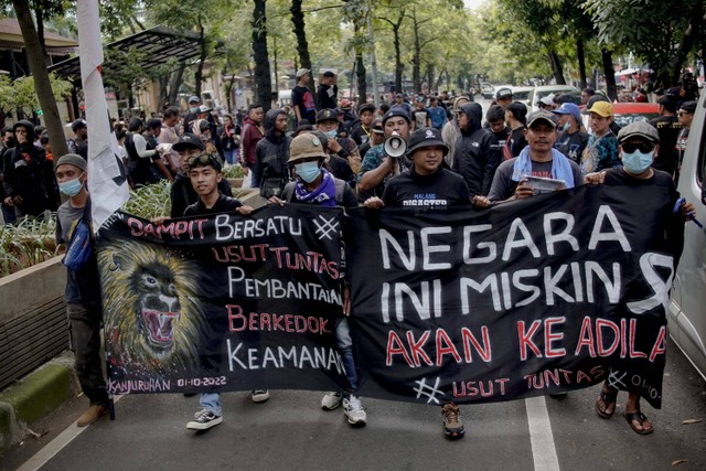 Massa  melakukan unjuk rasa saat mengantar keluarga korban menyampaikan laporan kasus penganiayaan dalam Tragedi Kanjuruhan di Mabes Polri, Jakarta, Sabtu (19/11/2022). Foto: Jamal Ramadhan/kumparan