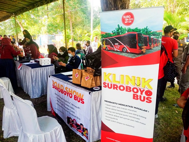 Dokumentasi Pribadi Stand Road Show Klinik Suroboyo Bus dalam giat bakti sosial