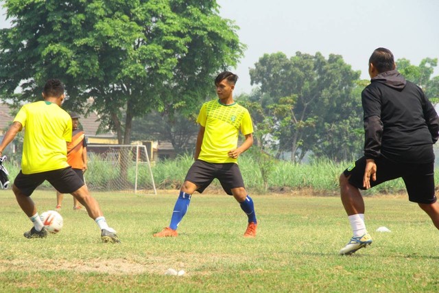 Mendiang Rizky Ramadhan (tengah). Foto: Dok. Basra