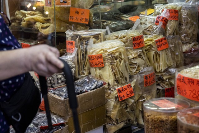 Sirip hiu yang dipajang dalam kantong plastik di sebuah toko yang menjual makanan laut kering dan produk lainnya di Hong Kong, Kamis (17/11/2022). Foto: Isaac Lawrence/AFP