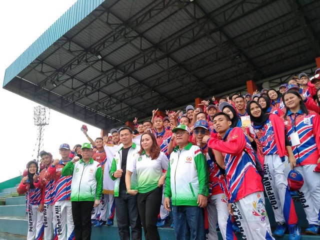 Gubernur Sutarmidji bersama kontingen Kabupaten Kapuas Hulu. Foto: Lydia Salsabilla/Hi!Pontianak