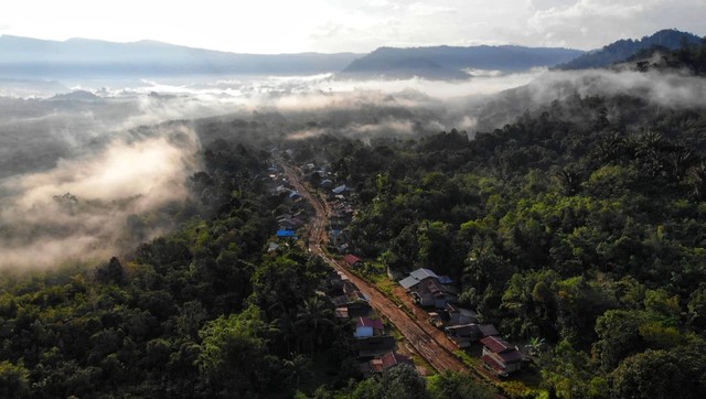 Dusun Kulum Desa Tengon di kaki Gunung Nyiut, tampak dikeliligin hutan yang masih berkabut saat pagi hari. Foto: Doc. Tim Jelajah CA Gunung Nyiut 2022 BKSDA Kalbar.