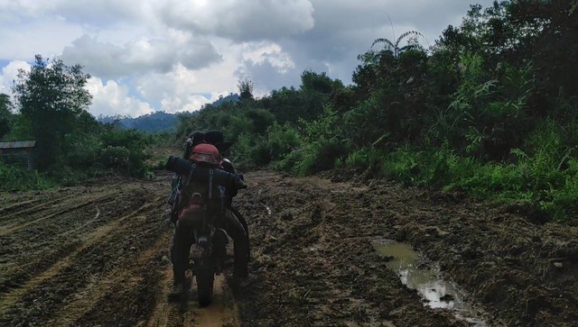 Perjalanan menuju Desa Tengon memang mempunyai tantangan tersendiri. Terlebih saat turun hujan. Butuh perjuangan karena medannya yang tidak mudah. Tim Jelajah CA Gunung Nyiut 2022 BKSDA Kalbar.