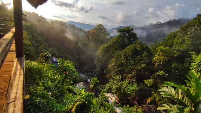 Pemandangan pagi hari saat matahari terbit di sekitar air terjun yang ada di Dusun Kulum, Desa Tengon. Foto: Doc. Tim Jelajah CA Gunung Nyiut 2022 BKSDA Kalbar.
