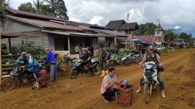 Tim Scitientific Explorastion and Expediton CA Gunung Nyiut 2022, bersama masyarakat Desa Tengon, siap-siap menuju titik awal pendakian. Foto: Doc. Tim Jelajah CA Gunung Nyiut 2022 BKSDA Kalbar.