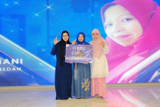 Dalam acara Grand Launching LailiSOP, Miss Lail memberi hadiah Umrah pada mitranya yang telah berhasil menyelesaikan 2 ribu box. Foto: Istimewa