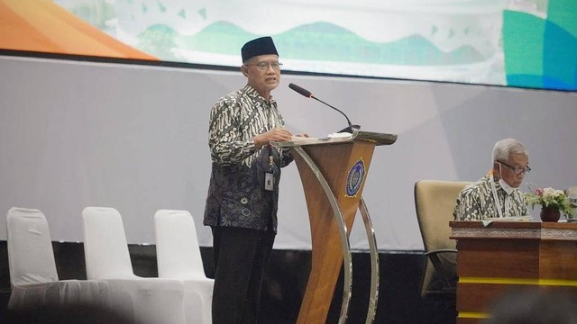 Ketua Umum PP Muhammadiyah Haedar Nashir dalam Pidato Iftitah di Muktamar ke-48 Muhammadiyah dan Aisyiyah, Edutorium UMS, Surakarta, Sabtu (19/11). Foto: PP Muhammadiyah