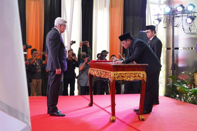 Pelantikan Ahmad Syarifullah Nizam sebagai komisaris non independen. Foto: Istimewa 