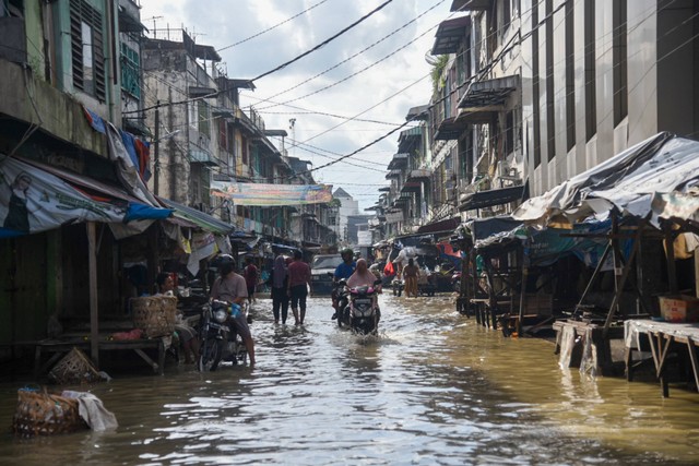 Banjir di Jalan Yos Sudarso, Pulo Brayan, Medan, Sumatera Utara, Sabtu (19/11/2022). Foto: Fransisco Carolio/ANTARA FOTO