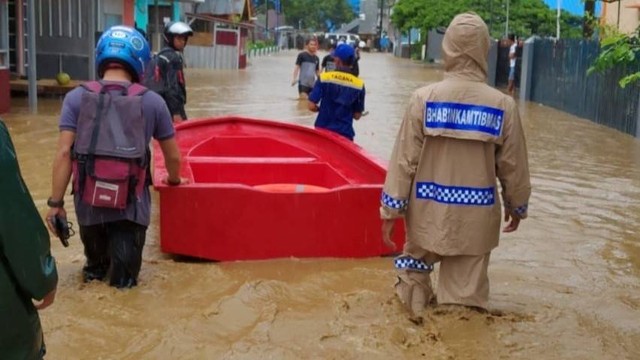 Banjir menerjang sejumlah titik di Mamuju usai diguyur hujan deras selama beberapa jam, Jumat (18/11/2022). 