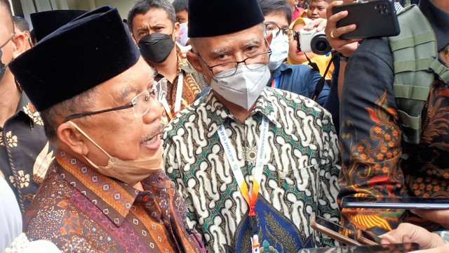 Wakil Presiden ke-10 dan 12 RI, Jusuf Kalla (kiri), usai pembukaan Muktamar ke-48 Muhammadiyah dan 'Aisyiyah di Stadion Manahan Solo, Sabtu (19/11/2022). FOTO: Agung Santoso