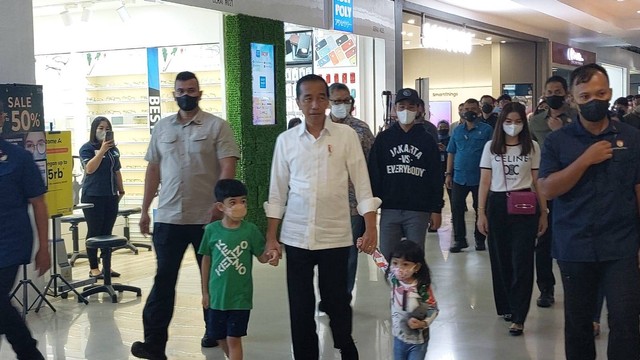 Presiden Jokowi mengajak bermain kedua cucunya Jan Ethes dan La Lembah Manah di Happy Time Solo Paragon Mall, Sabtu (19/11). Foto: Ismail/STR/kumparan