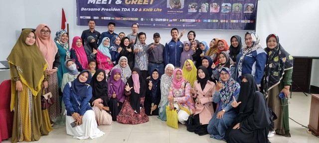 Presiden TDA 7.0 foto bersama member TDA Bengkulu pada penutupan KMB Season II. dok/TDA Bengkulu